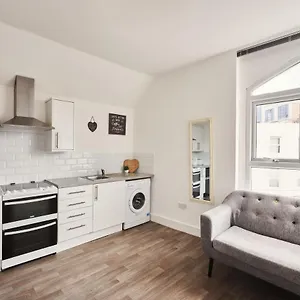  Apartment Modern Central Studio And One Bed Flats Close To The Beach United Kingdom