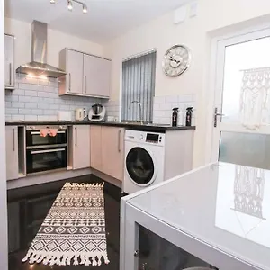  Holiday home No25-luxe Living Guest House- 2 Bed-wifi-free Parking-city- United Kingdom
